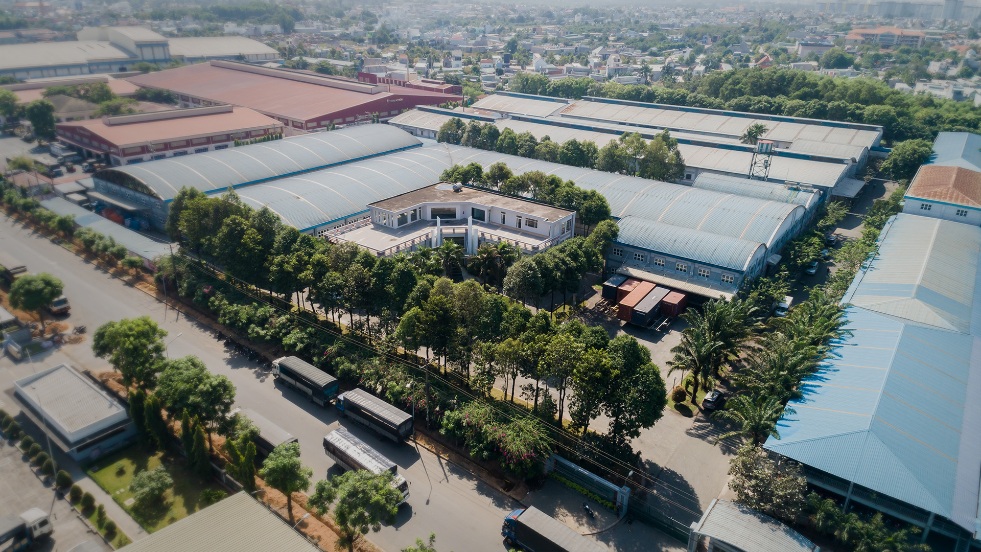 Sản xuất và xuất khẩu các sản phẩm thời trang với quy mô lớn cùng chất lượng sản phẩm đạt tiêu chuẩn quốc tế